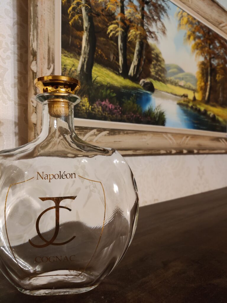 une bouteille de cognac napoléon sur un meuble